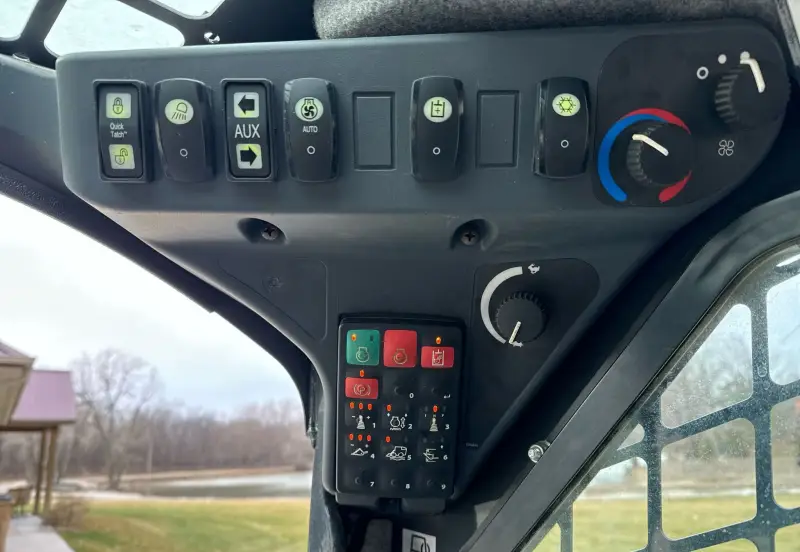 2021 John Deere 325G photo 26