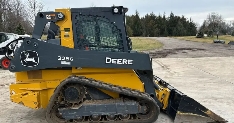 2021 John Deere 325G photo 4