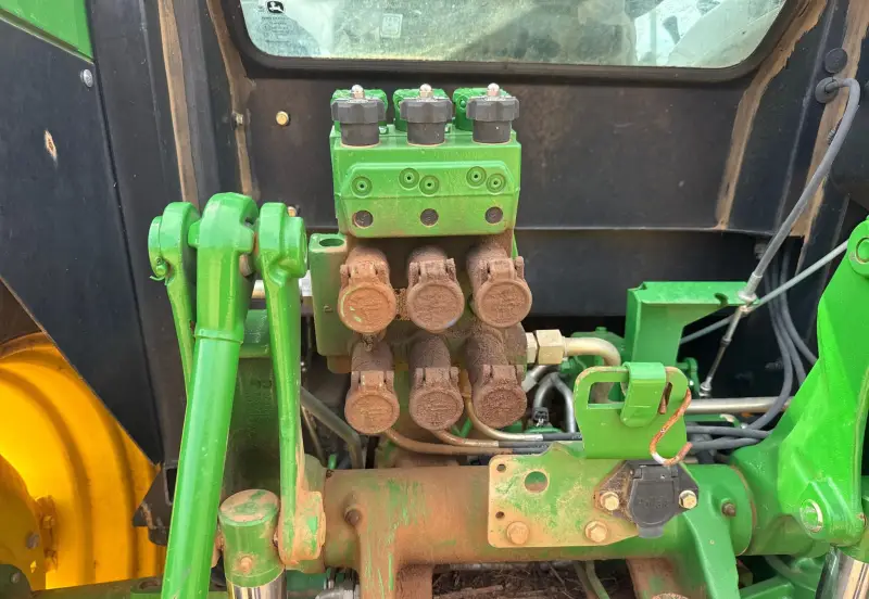 2013 John Deere 6115D photo 29