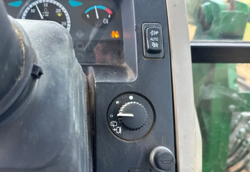 2013 John Deere 6115D photo 44