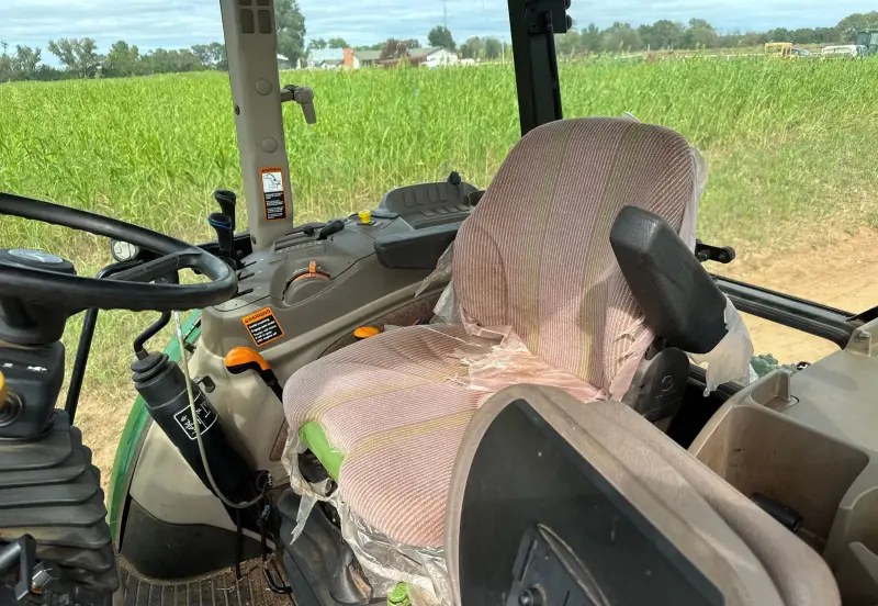 2013 John Deere 6115D photo 38