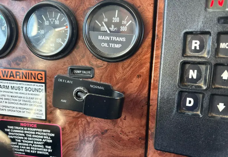 2005 Peterbilt 335 photo 50