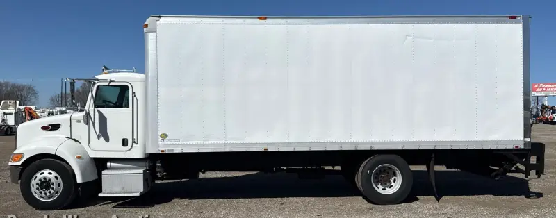 2005 Peterbilt 335 photo 8