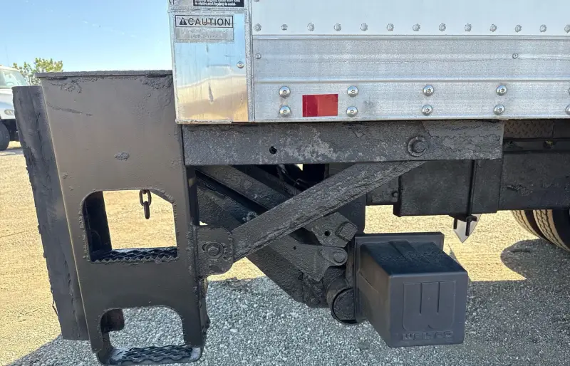 2005 Peterbilt 335 photo 19