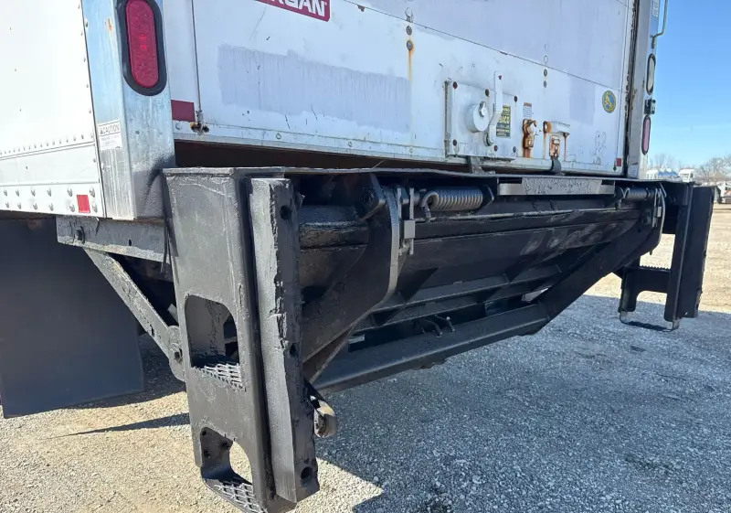 2005 Peterbilt 335 photo 16