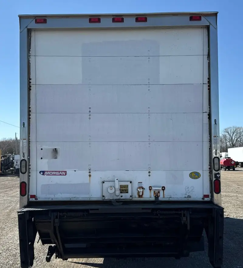 2005 Peterbilt 335 photo 6